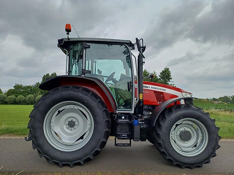 Massey Ferguson 5M.115 Dyna-4