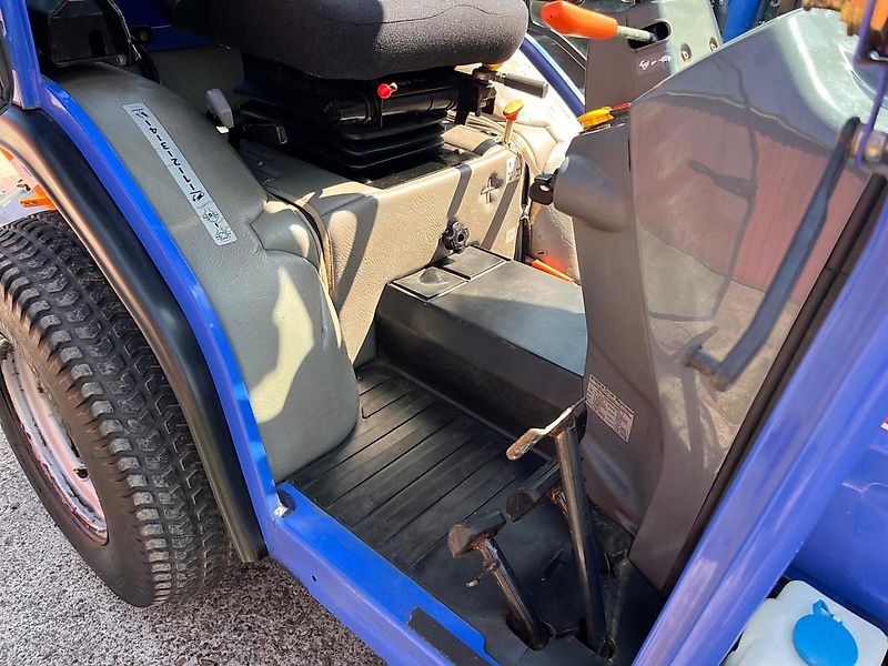 Iseki Iseki TM 3215 AHLK Kommunaltraktor Schlepper Winterdienst Traktor