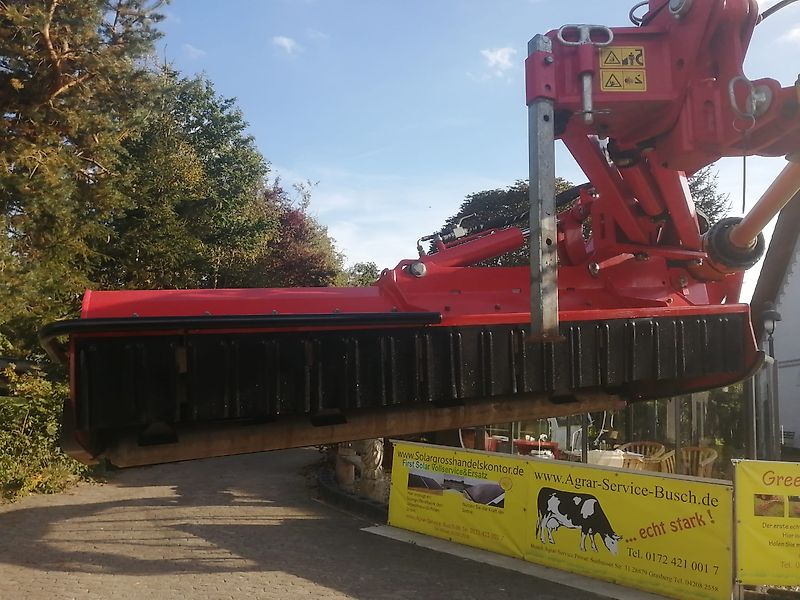 Tehnos Thenos Seitentmulcher Tehnos MB Profi LW220R Arbeitsbreite 220cm Gewicht 1042kg Seitenverschiebung 140cm 55 Grad in Gräben & 90 Grad für Wegeränder