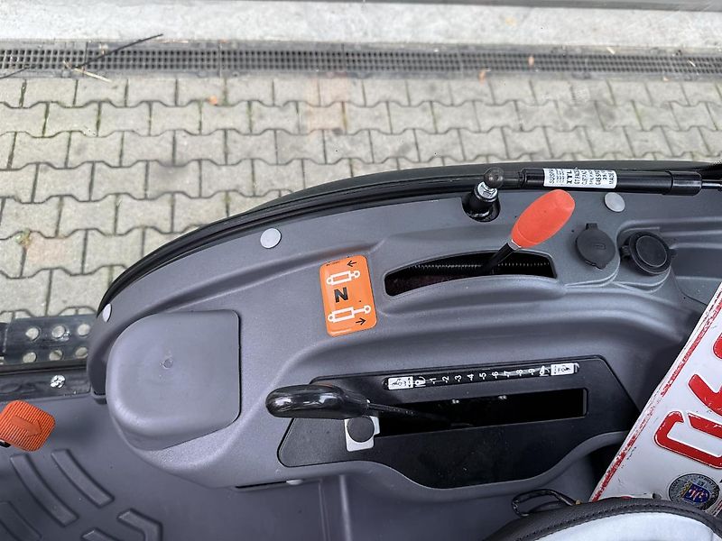 Solis 26 HST Kabine Panther (Black)