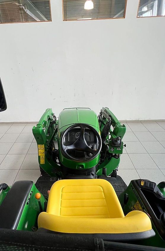 John Deere 3038E