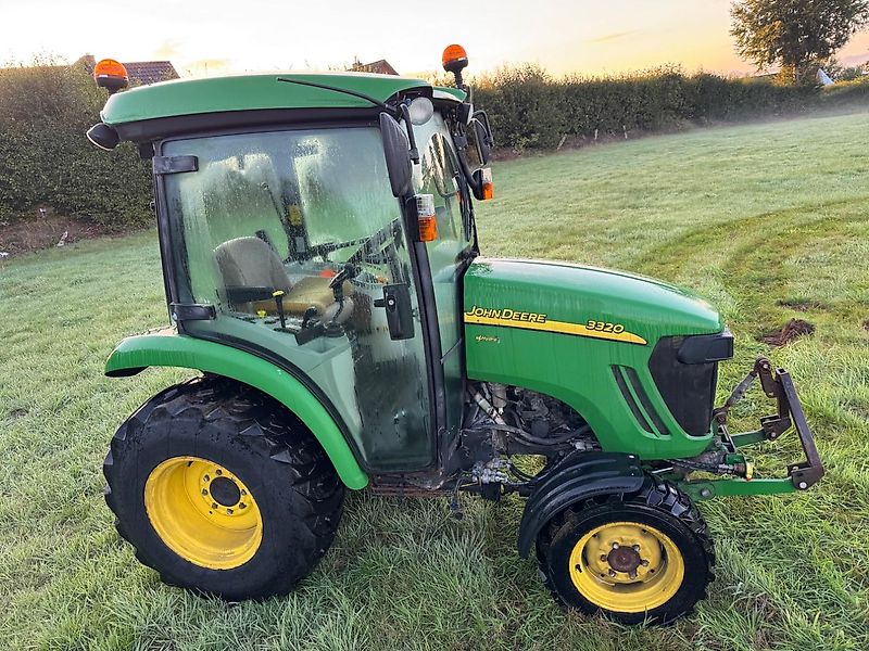 John Deere 3320