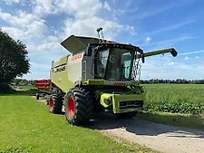 Claas LEXION 660 T4I VARIO 930 4 WD / GPS / 11000 L. tan