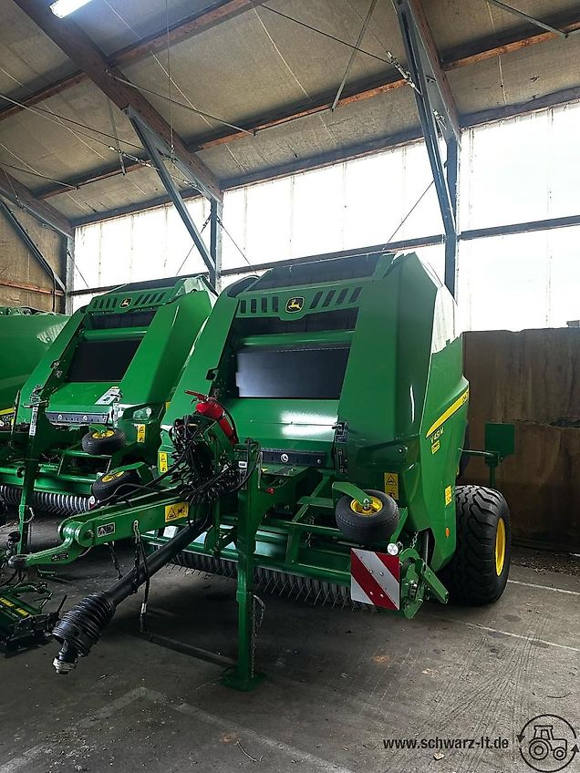 John Deere V451M mit Druckluftbremse