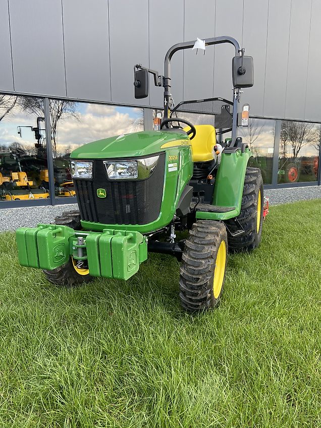 John Deere 3025E mit Yanmar Motor